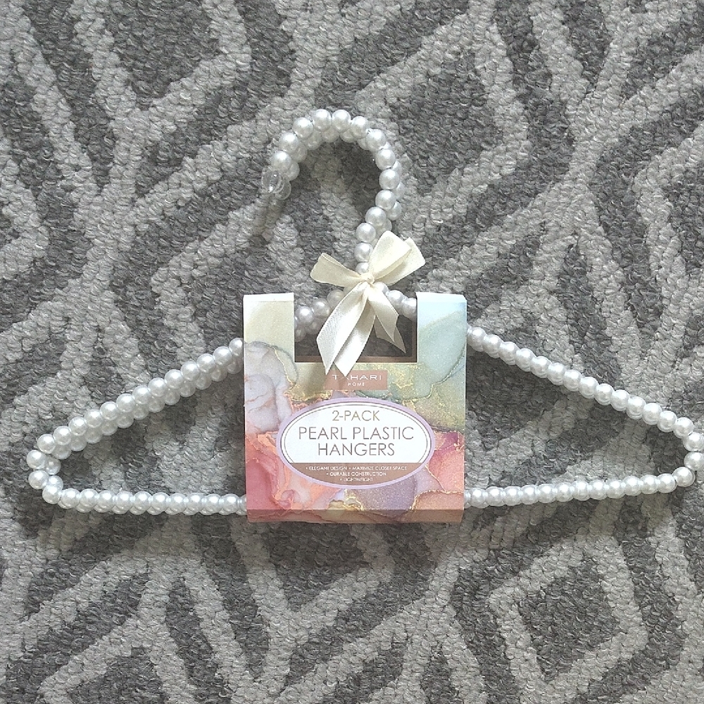 🆕Tahari Pearl Plastic Hangers - White